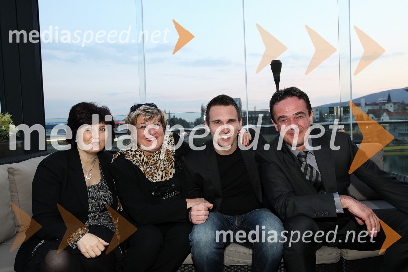 Judita Železnik, tržno komuniciranje Kozmetike Afrodita, Danica Zorin Mijošek, direktorica in ustanoviteljica podjetja Kozmetika Afrodita, Ivo Mijošek in Iztok ZorinZaključna prireditev Guest Star 2011 - Izbor tujih osebnosti leta