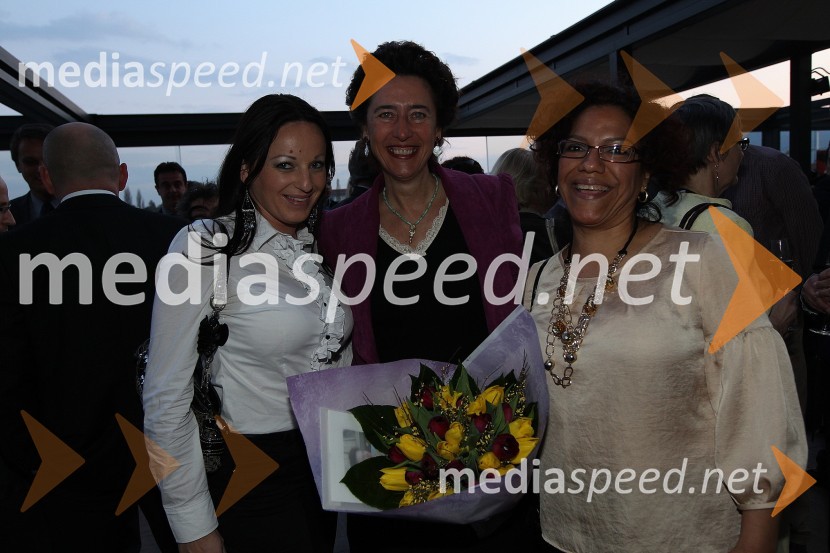 Katja Pipan, sodelavka Veleposlaništva Kraljevine Španije, Anunciada Fernandez de Cordova, veleposlanica Kraljevine Španije v Sloveniji in Pilar Ycaza, sodelavka Veleposlaništva Kraljevine ŠpanijeZaključna prireditev Guest Star 2011 - Izbor tujih osebnosti leta