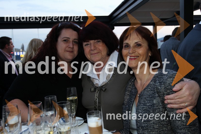 Viktorija Pirjevec; Heather Pirjevec in Andreja Kračun, predsednica dobrodelnega združenja Koraki za korakceZaključna prireditev Guest Star 2011 - Izbor tujih osebnosti leta