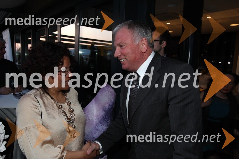 Pilar Ycaza, sodelavka Veleposlaništva Kraljevine Španije in&nbsp;Srečko Trglec, RC Maribor RTV SlovenijaZaključna prireditev Guest Star 2011 - Izbor tujih osebnosti leta