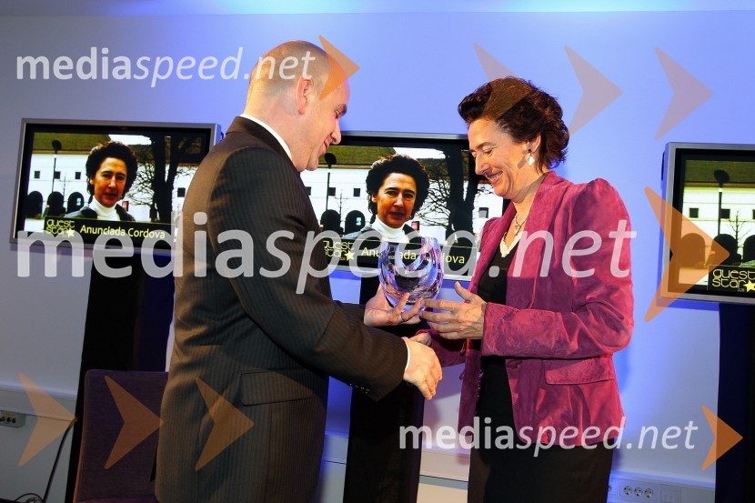 Marjan Hribar, generalni direktor Direktorata za turizem na Ministrstvu za gospodarstvo in Anunciada Fernandez de Cordova, veleposlanica Kraljevine Španije v SlovenijiZaključna prireditev Guest Star 2011 - Izbor tujih osebnosti leta