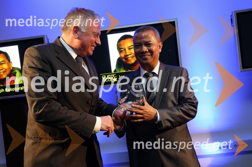 Srečko Traglec in Joseph Rakotorahalahy, glasbenik in pripovedovalec zgodbZaključna prireditev Guest Star 2011 - Izbor tujih osebnosti leta