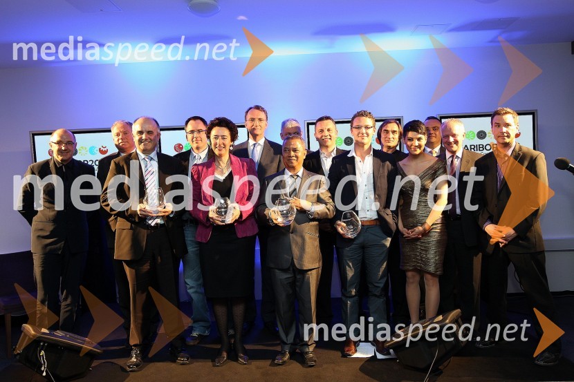 Spredaj: Klaus J. Holeczek, izvršni direktor Odelo Slovenija, Anunciada Fernandez de Cordova, veleposlanica Kraljevine Španije v Sloveniji, Joseph Rakotorahalahy, glasbenik in pripovedovalec zgodb, John Hughes, hokejist HDD Tilia Olimpija in Nadya Zhexembayeva, predavateljica na IEDC BledZaključna prireditev Guest Star 2011 - Izbor tujih osebnosti leta