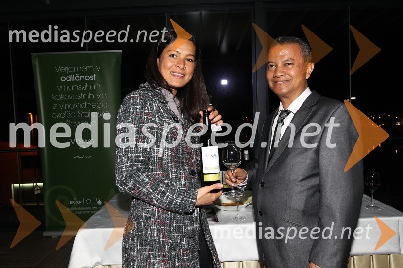 Vanesa Zderič, ŠTP ter Joseph Rakotorahalahy, glasbenik in pripovedovalec zgodbZaključna prireditev Guest Star 2011 - Izbor tujih osebnosti leta