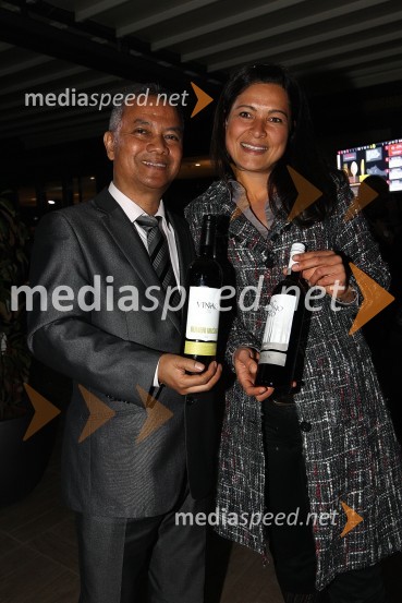 	Vanesa Zderič, ŠTP ter Joseph Rakotorahalahy, glasbenik in pripovedovalec zgodbZaključna prireditev Guest Star 2011 - Izbor tujih osebnosti leta