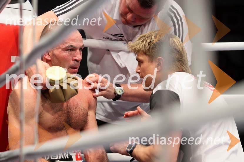 Dejan Zavec, interkontinentalni prvak velterske kategorije po različici WBO in Dirk Dzemski, trenerDejan Zavec vs. Bethuel Uushona, dvoboj za naslov interkontinentalnega prvaka velterske kategorije po različici WBO