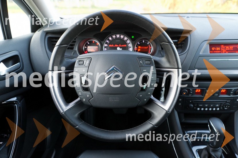 Citroën C5 Tourer 2.2 HDi Exclusive - fiksni osrednji del volanaCitroën C5 Tourer 2.2 HDi Exclusive, mediaspeed test