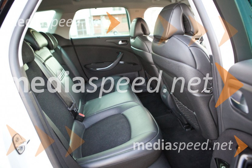 Citroën C5 Tourer 2.2 HDi Exclusive - tudi zadaj je udobje namenjeno dvema potnikomaCitroën C5 Tourer 2.2 HDi Exclusive, mediaspeed test