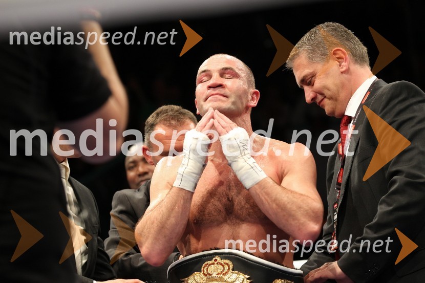 Dejan Zavec, interkontinentalni prvak velterske kategorije po različici WBO in ...Dejan Zavec vs. Bethuel Uushona, dvoboj za naslov interkontinentalnega prvaka velterske kategorije po različici WBO