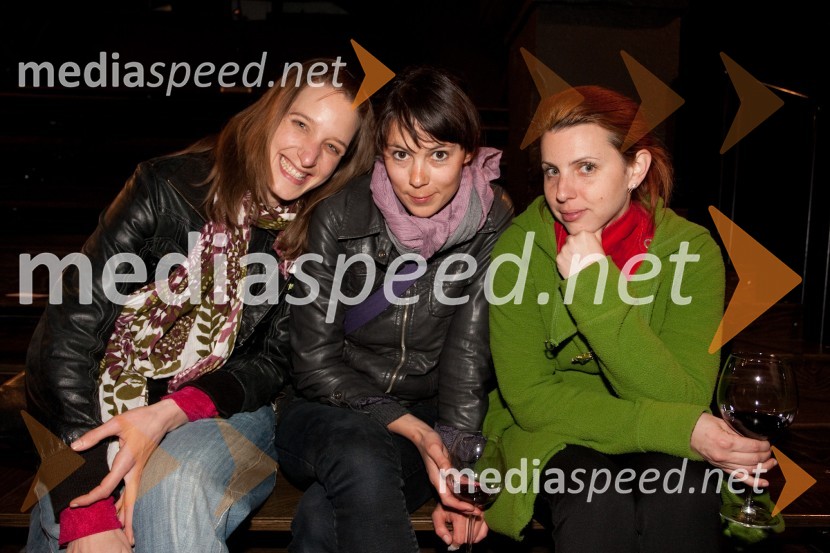 Asja Kahrimanović, igralka, 	Ajda Toman, igralka in Urška Boljkovac, fotografinjaKurba, predpremiera predstave