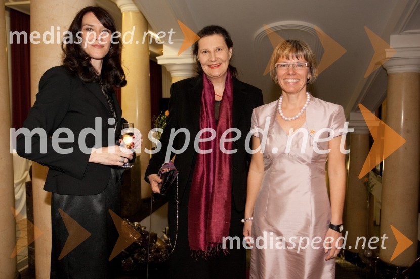 Anja Strojin Štampar, podpredsednica Lions kluba Viva, Jana Vizjak, akademska slikarka in Vera Aljančič Falež, članica uprave Mercatorja, predsednica Lions kluba VivaDobrodelni dogodek Lions kluba Viva