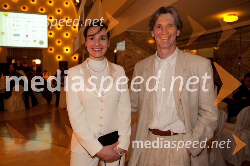 Jana in soprog 	Robert Pistotnik, član uprave Sintal koncernDobrodelni dogodek Lions kluba Viva