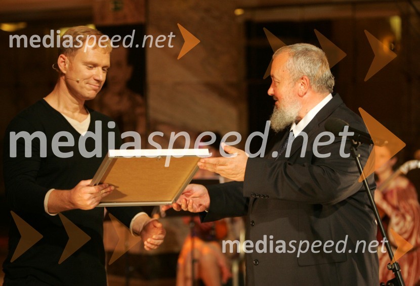 Sašo Hribar, televizijski voditelj - dobitnik Ježkove nagrade 2006 in dr. Stane Granda, predsednik programskega sveta RTV SlovenijaPodelitev Ježkove nagrade 2006
