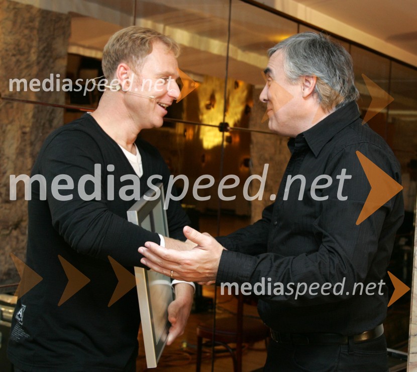 Sašo Hribar, televizijski voditelj - dobitnik Ježkove nagrade 2006 in Zoran Predin, pevecPodelitev Ježkove nagrade 2006