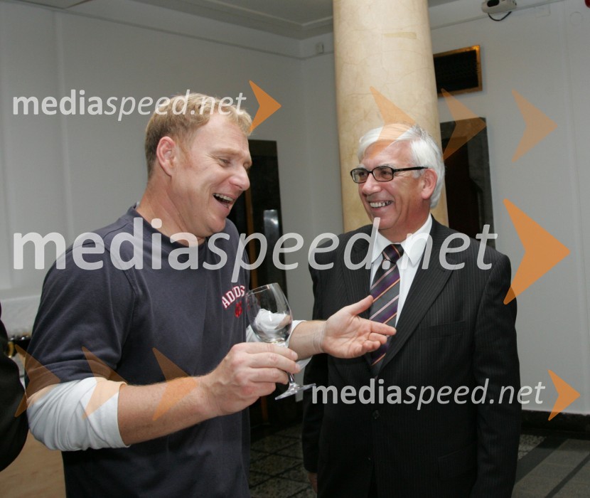 Sašo Hribar, televizijski voditelj - dobitnik Ježkove nagrade 2006 in Aleks Štakul, generalni direktor RTV Slovenija SlovenijaPodelitev Ježkove nagrade 2006