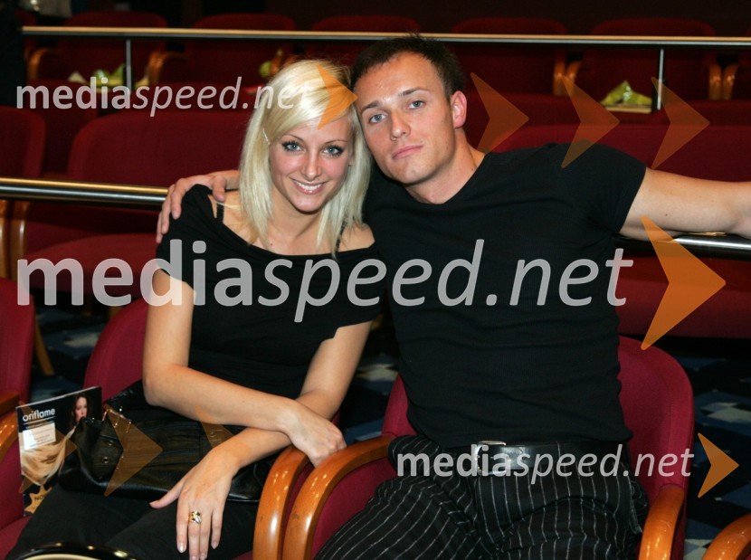 Ricky, član skupine Total Knockout s spremljevalkoMiss Hawaiian Tropic 2007, finale