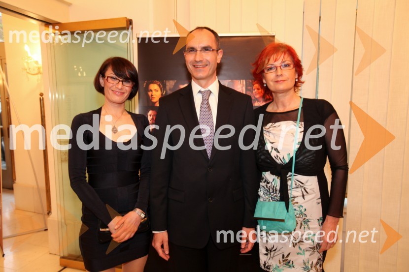 Andreja Iljaš, direktorica Hiše idej, Marko Boštjančič, član uprave Telekom Slovenije in Darinka Pavlič Kamien, vodja službe za odnose z javnostmi pri Telekomu SlovenijaPrenos opere Traviata iz Metropolitanske opere v New Yorku