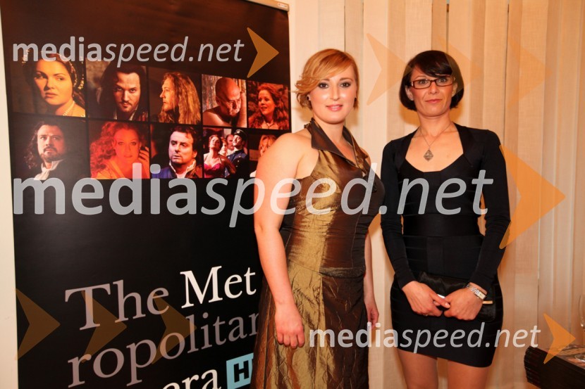 Helena Ajdnik, voditeljica in Andreja Iljaš, direktorica Hiše idejPrenos opere Traviata iz Metropolitanske opere v New Yorku