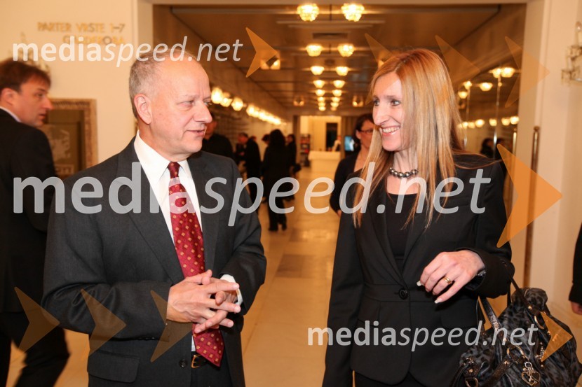 Joseph Adamo Mussomeli, veleposlanik Združenih držav Amerike v Sloveniji in Vida Dolenc Pogačnik, Ameriška gospodarska zbornica (AmCham)Prenos opere Traviata iz Metropolitanske opere v New Yorku