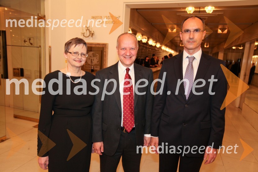 Sharon Mussomeli, Joseph Adamo Mussomeli, veleposlanik Združenih držav Amerike v Sloveniji in 	Marko Boštjančič, član uprave Telekom SlovenijePrenos opere Traviata iz Metropolitanske opere v New Yorku