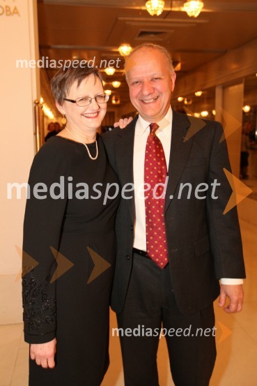 Joseph Adamo Mussomeli, veleposlanik Združenih držav Amerike v Sloveniji in soproga SharonPrenos opere Traviata iz Metropolitanske opere v New Yorku