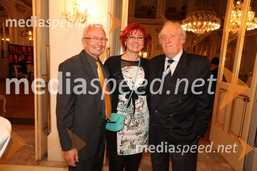 Peter Kamien, Darinka Pavlič Kamien, vodja službe za odnose z javnostmi pri Telekomu Slovenija in Mojmir Sepe, skladateljPrenos opere Traviata iz Metropolitanske opere v New Yorku