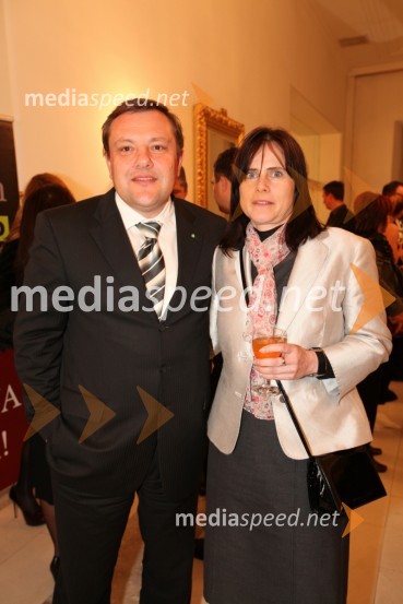 Božo Emeršič, predsednik uprave Grawe Zavarovalnice d.d. in soproga SuzanaPrenos opere Traviata iz Metropolitanske opere v New Yorku