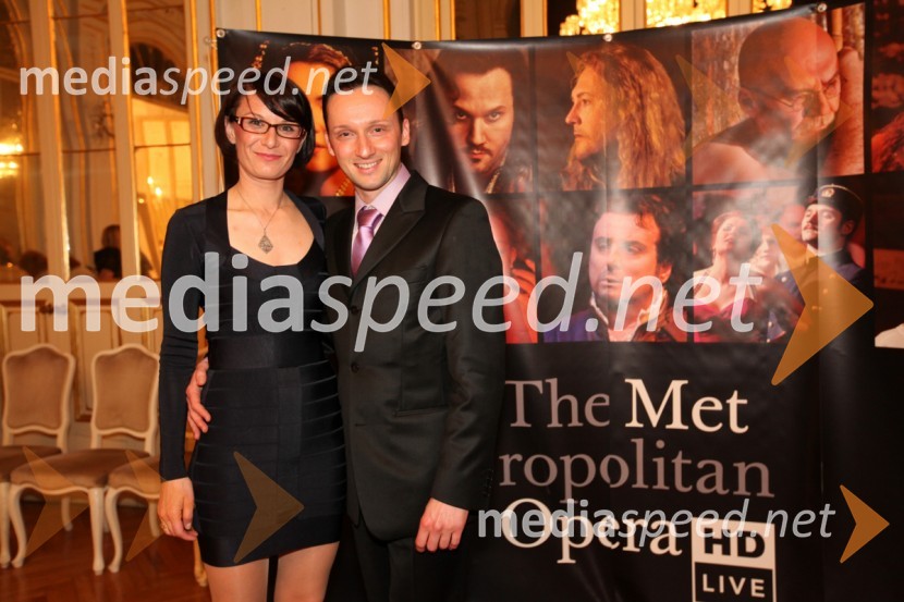 Andreja Iljaš, direktorica Hiše idej in David Jurič, generalni direktor Summit MotorsPrenos opere Traviata iz Metropolitanske opere v New Yorku