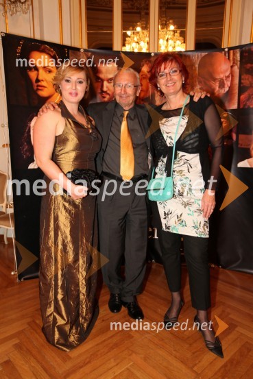 Helena Ajdnik, voditeljica, Peter Kamien ter Darinka Pavlič Kamien, vodja službe za odnose z javnostmi pri Telekomu SlovenijaPrenos opere Traviata iz Metropolitanske opere v New Yorku