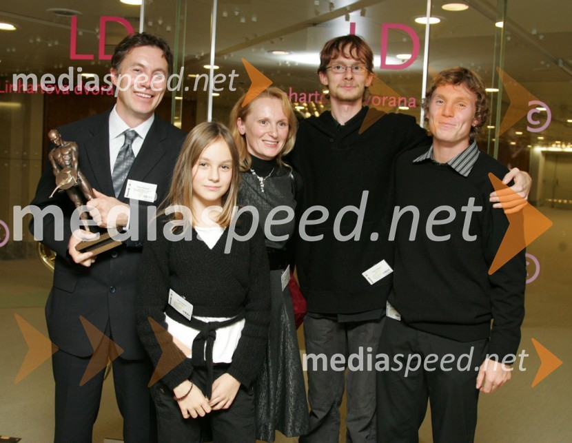 Stane Plaskan, direktor podjetja Dat-Con - dobitnik priznanja Zlata Gazela 2006, Sara, Breda, Dejan in DomenGazela 2006, finale