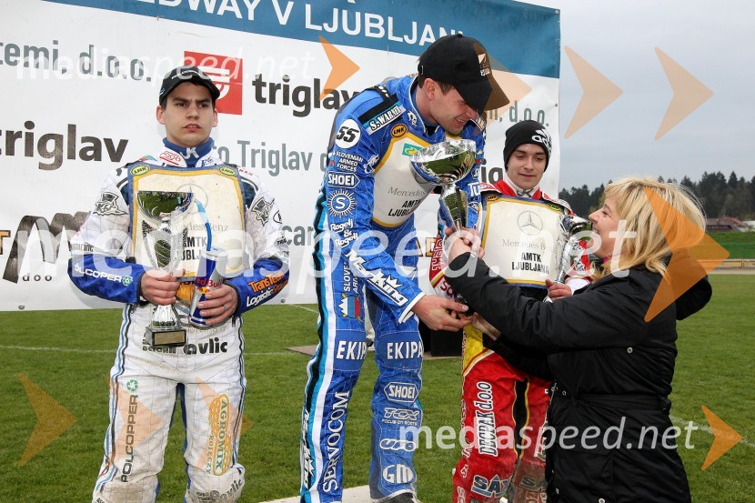 Jurica Pavlic (SK Unia, HR), 2. mesto, Matej Žagar (AMTK Ljubljana), 1. mesto, Renata Brunskole, podpredsednica DZ in Matic Ivačič (AMD Krško), 3. mestoSpeedway Državno prvenstvo posameznikov Slovenije in Hrvaške - 1. dirka