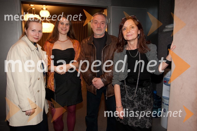 Marta Frelih, kostumografinja, Eva Kraševec, dramaturginja, Žarko Vrezec, scenograf in Darja Hlavka Godina, glasbena oblikovalka uprizoritve RdečaRdeča, premiera v SNG Drama Ljubljana