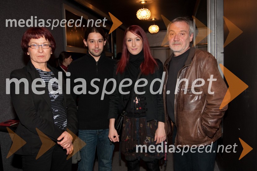 Alenka Maček, Janin Kolenc, Zala Maček in oče Žarko Vrezec, scenografRdeča, premiera v SNG Drama Ljubljana