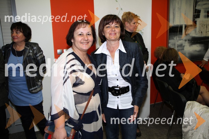 Vanja Borovac, samostojna svetovalka za promocijo Univerze v Mariboru in Irena FerkSlovenski svet ustvarjalnosti, otvoritev razstave portretov znanih Slovencev