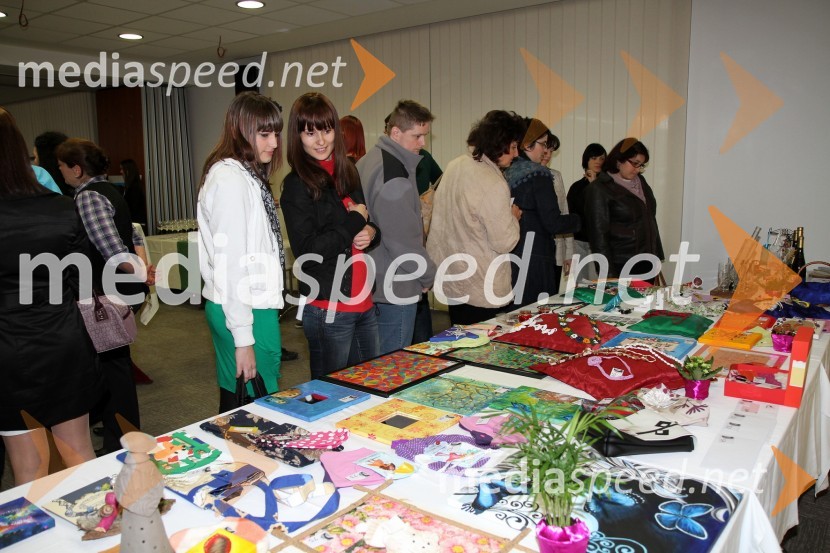 Izdelki slovenskih ustvarjalcev za srečelov za letovanje otrok v okviru Zveze prijateljeljev mladineSlovenski svet ustvarjalnosti, otvoritev razstave portretov znanih Slovencev