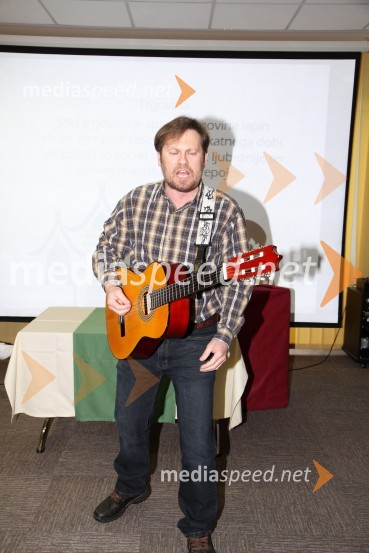 Aleksander Cepuš, pesnik in kitaristSlovenski svet ustvarjalnosti, otvoritev razstave portretov znanih Slovencev