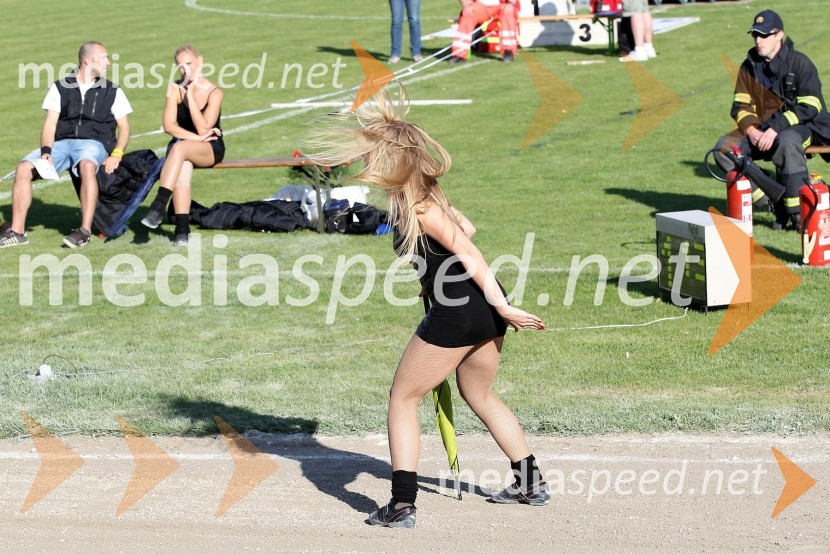 Plesalka plesne skupine ZmajčiceSpeedway World Cup 2012, kvalifikacije, 2. dirka