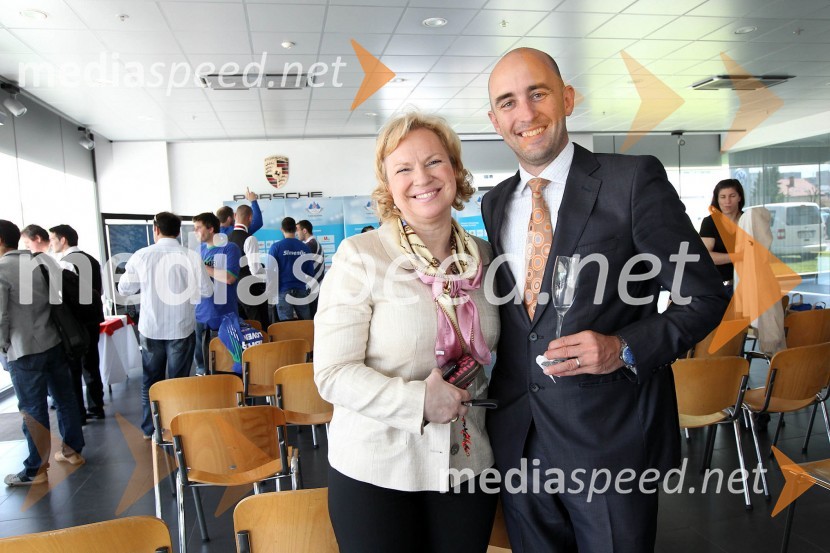 Sabrina Pečelin, vodja PR pri Porsche Slovenija in ...Novinarski klub z OKS in Porsche Slovenija