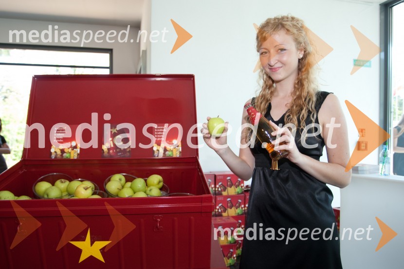 Hostesa iC Ciderja, podpornika dogodkaLSPR: Vsak je svojega nastopa krojač