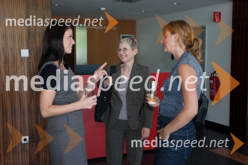 Mateja Bečela, SPEM; Elvira Žibrat, Medicinska fakulteta UM in Maja Rečnik, SPEMLSPR: Vsak je svojega nastopa krojač