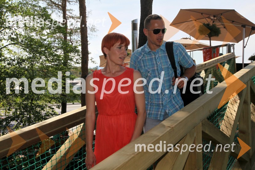 Eva Lepej Dragšič, lastnica biljardnice Martinela in Fan placa Geli ter Jure Košir, nekdanji smučarFan plac Geli, otvoritev športnega in rekreacijskega objekta