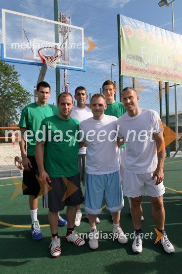 ..., ..., ..., Mitja Dragšič, nekdanji alpski smučar ter lastnik biljardnice Martinela in Fan placa Geli, ... in Jure Košir, nekdanji smučarFan plac Geli, otvoritev športnega in rekreacijskega objekta