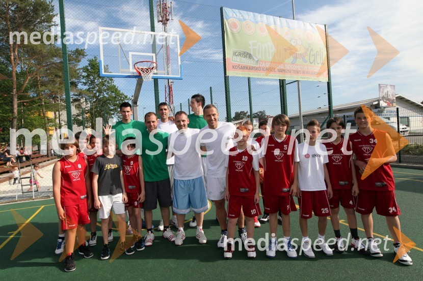 ..., ..., ..., Mitja Dragšič, nekdanji alpski smučar ter lastnik biljardnice Martinela in Fan placa Geli, Jure Košir, nekdanji smučar in mladi košarkarjiFan plac Geli, otvoritev športnega in rekreacijskega objekta