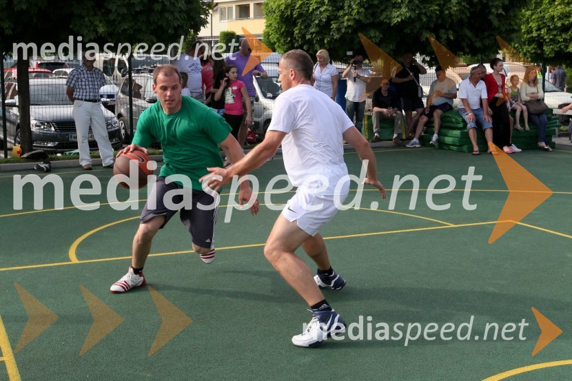 Mitja Dragšič, nekdanji alpski smučar ter lastnik biljardnice Martinela in Fan placa Geli ter Jure Košir, nekdanji smučarFan plac Geli, otvoritev športnega in rekreacijskega objekta