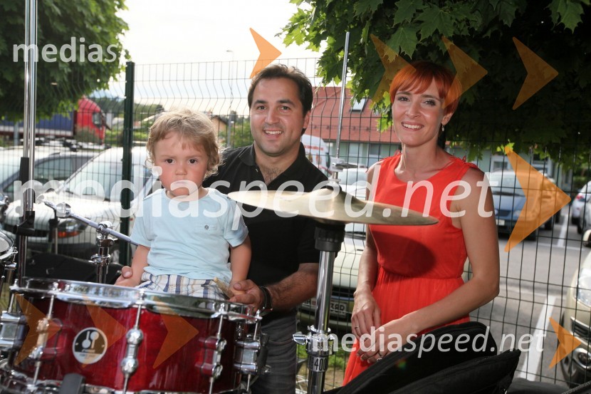 Tim Ribič, tenorist, njegov sin Jan ter Eva Lepej Dragšič, lastnica biljardnice Martinela in Fan placa GeliFan plac Geli, otvoritev športnega in rekreacijskega objekta