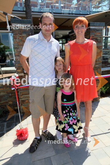 Mitja Dragšič in Eva Lepej Dragšič, lastnika biljardnice Martinela in Fan placa Geli s hčerkamaFan plac Geli, otvoritev športnega in rekreacijskega objekta