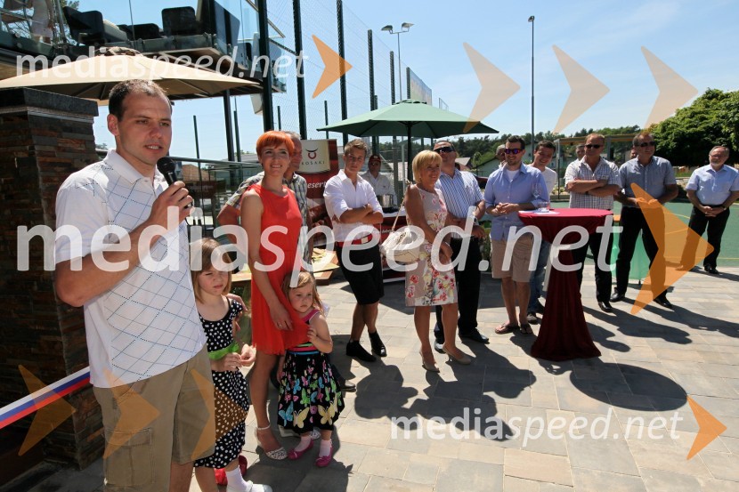 Mitja Dragšič in Eva Lepej Dragšič, lastnika biljardnice Martinela in Fan placa Geli s hčerkama, ..., Lidija Lepej, ... ter Marko Potrč, povezovalec dogodkovFan plac Geli, otvoritev športnega in rekreacijskega objekta