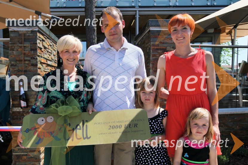 ... ter Mitja Dragšič in Eva Lepej Dragšič, lastnika biljardnice Martinela in Fan placa Geli s hčerkamaFan plac Geli, otvoritev športnega in rekreacijskega objekta