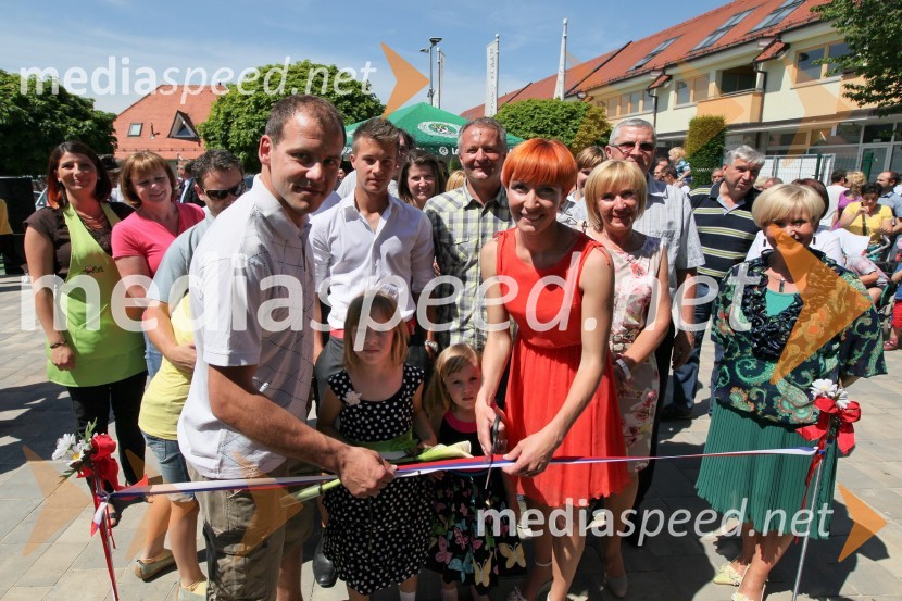 	
 	Mitja Dragšič in Eva Lepej Dragšič, lastnika biljardnice Martinela in Fan placa Geli s hčerkamaFan plac Geli, otvoritev športnega in rekreacijskega objekta