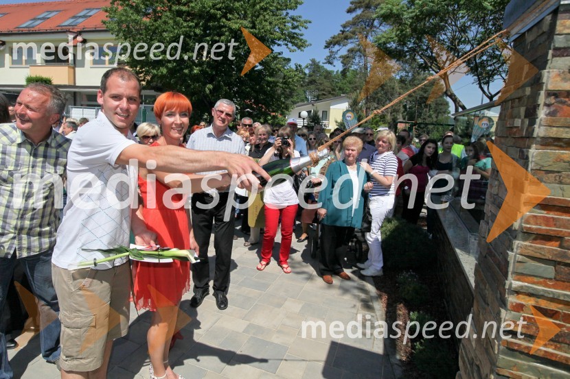	
 	Mitja Dragšič in Eva Lepej Dragšič, lastnika biljardnice Martinela in Fan placa GeliFan plac Geli, otvoritev športnega in rekreacijskega objekta